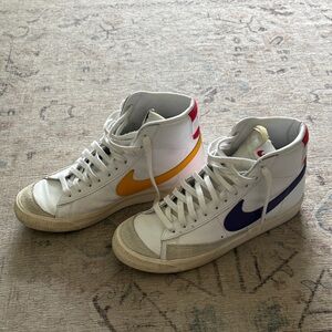 Nike Blazer Mid 77 Vintage
Mismatched Basketball Leather Swooshes